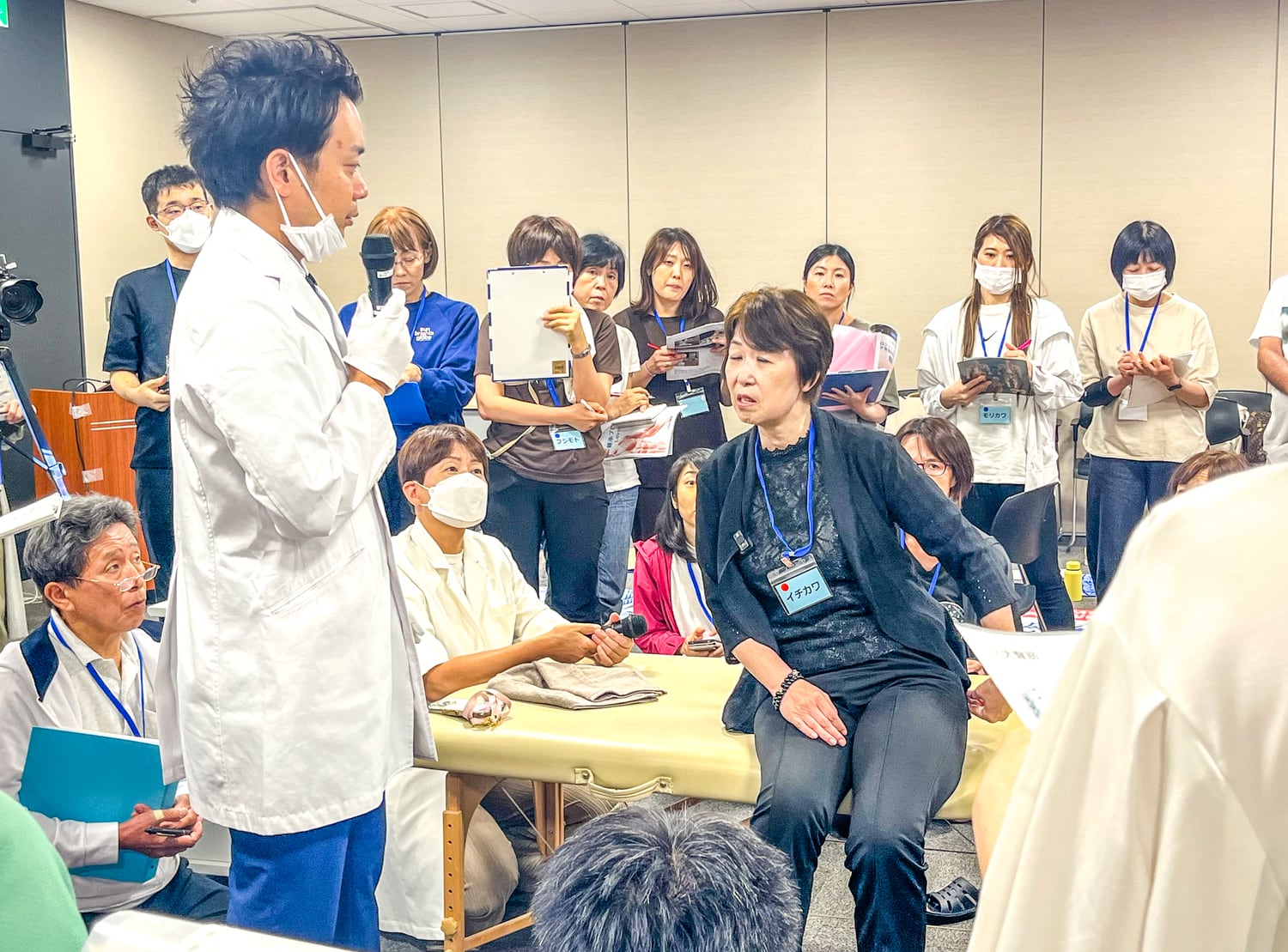 座った参加者の状態を確認する藤井翔悟