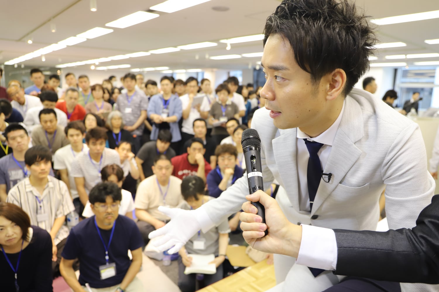 マイクを持ち受講生に語りかける藤井翔悟